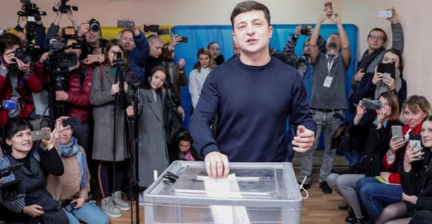 Ukrayna'da 1. Cumhurbaşkanlığı Seçim Turunun Kazananı Zelensky