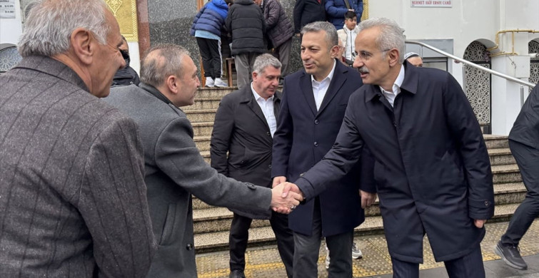 Ulaştırma ve Altyapı Bakanı Uraloğlu Trabzon'da Bayram Namazını Kıldı