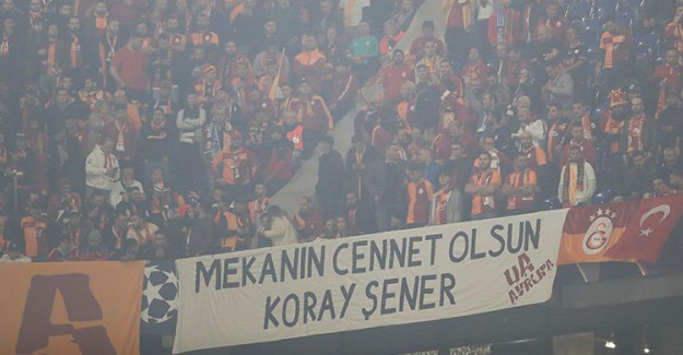 ultrAslan’dan Schalke Deplasmanında Koray Şener Pankartı!