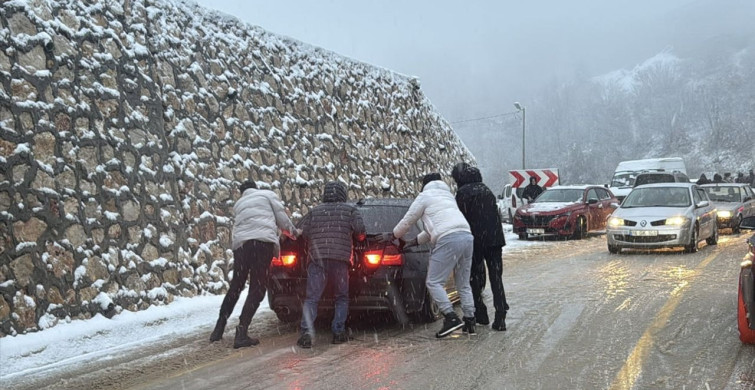 Uludağ'da Kar Yağışı Nedeniyle Araç Kuyruğu Oluştu