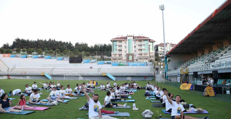 Uluslararası yoga günü etkinliği nilüfer'de sağlıklı yaşlanma temasıyla düzenlendi
