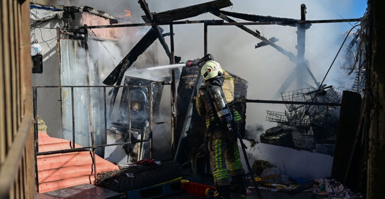Ümraniye'de Gecekondu Yangını Kontrol Altına Alındı