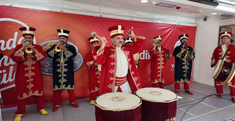 Ümraniye'de geleneksel aşure dağıtımı yapıldı