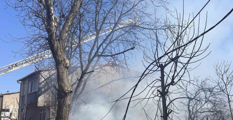 Ümraniye'de Hurdalık Alanda Yangın Paniği