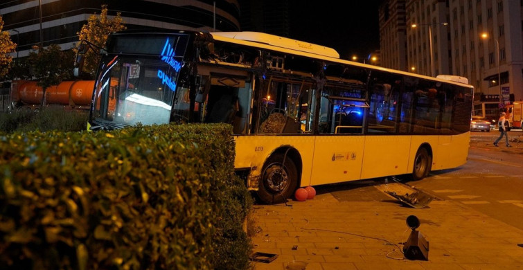 Ümraniye'de İETT Otobüsü ile Otomobil Çarpıştı: 2 Yaralı