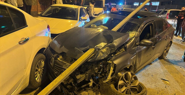 Ümraniye'de Yön Levhasına Çarpan Araçta Yaralı