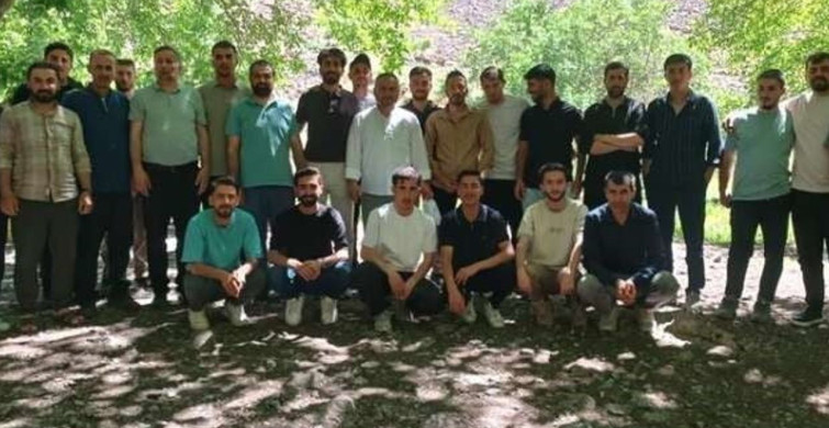 Umre ödüllü gençlik bilgi yarışmasına katılan gençlere piknik sürprizi