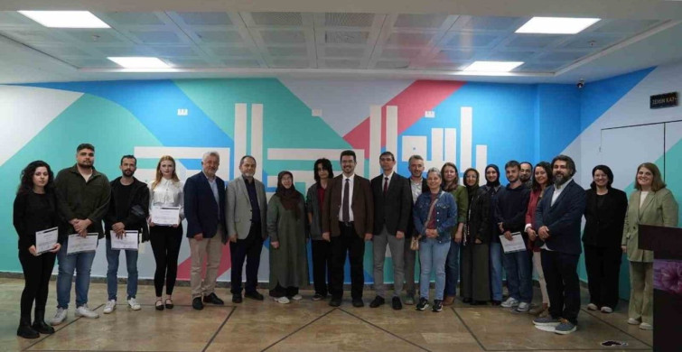 Üniversiteli gençler okul duvarlarını sanatla buluşturdu