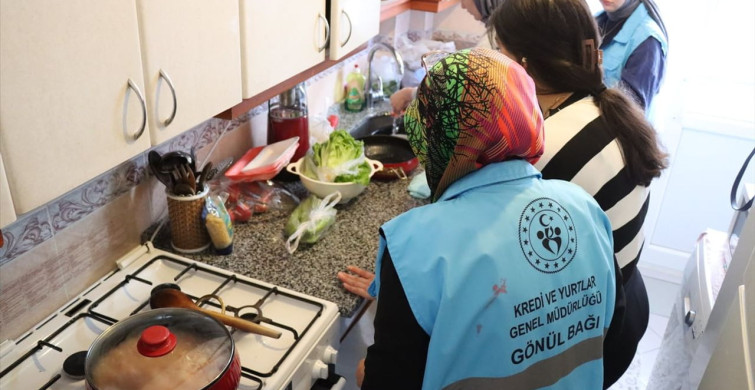 Üniversiteli Gönüllü Gençler Yaşlıların Yalnızlığını Gideriyor