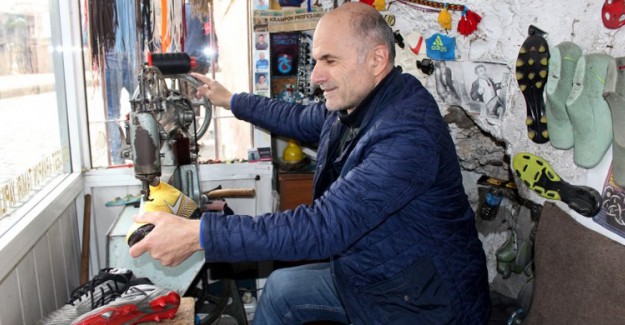 Ünlü Futbolcuların Ayakkabı Tamirciliğini Yapıyor