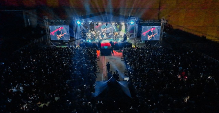Ünlü Sanatçılar İstanbul'da Unutulmaz Bir Konser Verdiler
