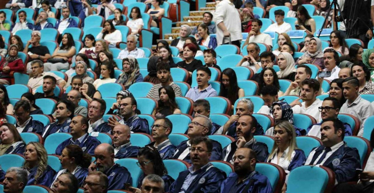 Uşak Üniversitesi mezunlarını mesleki yaşama uğurladı