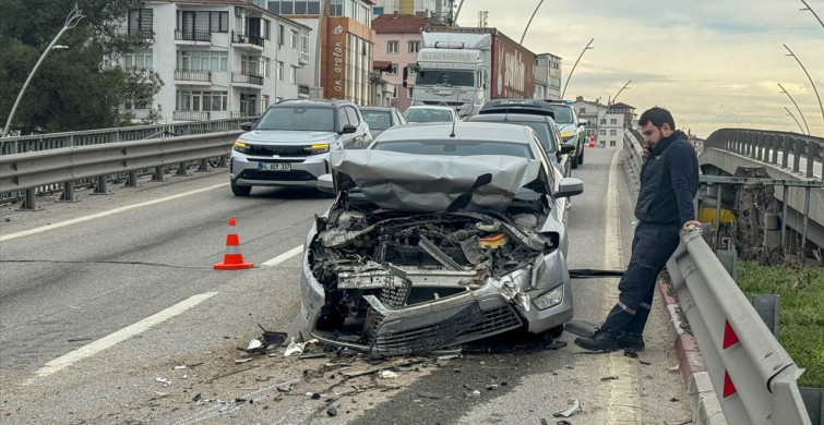 Uşak'ta 3 Araçlı Trafik Kazası
