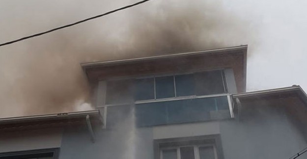 Uşak'ta 3 Katlı Binada Çatı Yangını