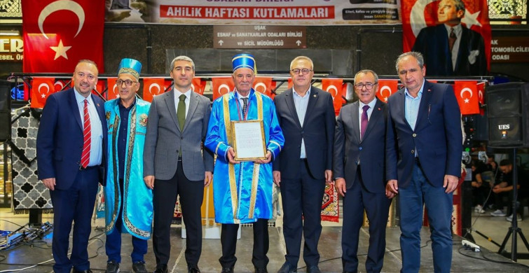 Uşak'ta 50 Yıllık Saat Tamircisine Yılın Ahisi Ödülü