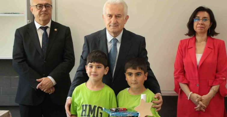 Uşak’ta 64 bin 344 öğrenci karne sevinci yaşadı