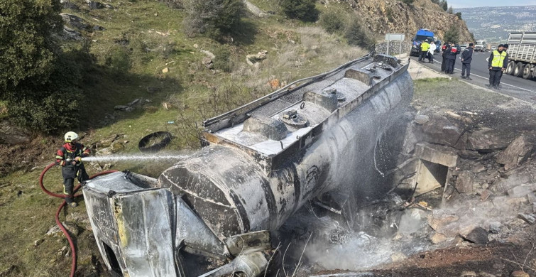 Uşak'ta Akaryakıt Tankeri Yangını: Sürücü Hayatını Kaybetti