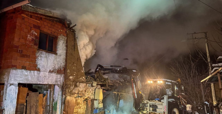 Uşak'ta Çift, Yangın Sonucu Dumandan Etkilendi