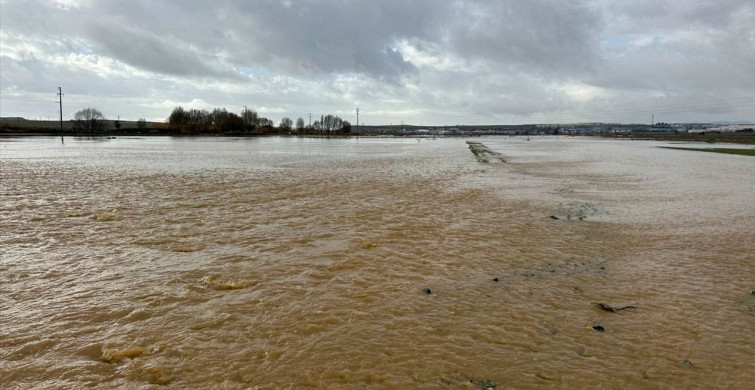 Uşak'ta Değirmendere Deresi Taştı, Tarım Arazileri ve İş Yerleri Su Altında Kaldı