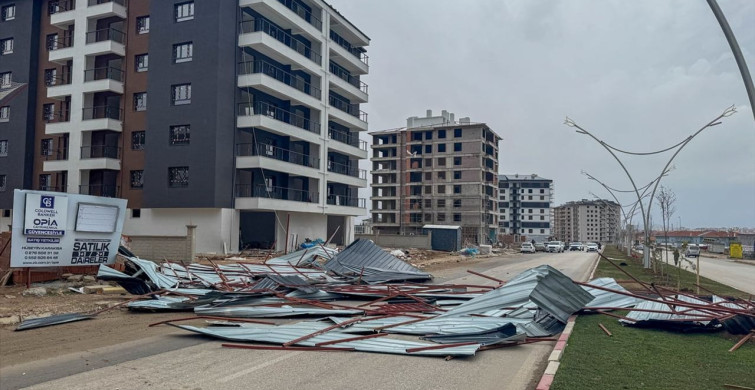 Uşak'ta Fırtına Hayatı Olumsuz Etkiledi