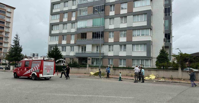 Uşak'ta Kuvvetli Fırtına Hayatı Olumsuz Etkiledi
