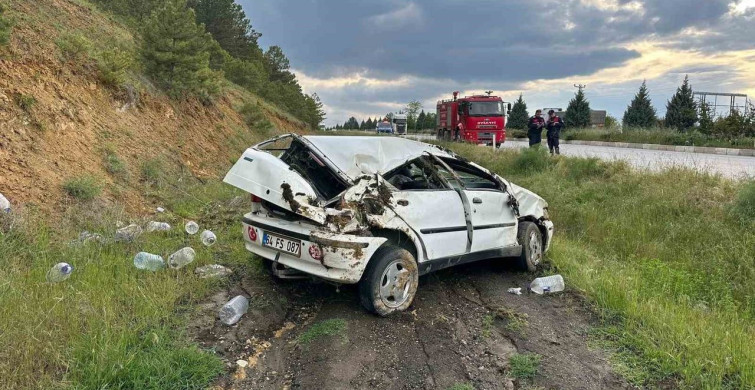 Uşak'ta Otomobil Şarampole Devrildi: 3 Yaralı