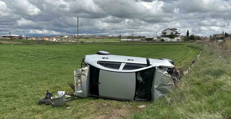 Uşak'ta Otomobil Tarlaya Devrildi, 4 Yaralı