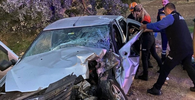 Uşak'ta Otomobil-Traktör Çarpışması: İki Yaralı