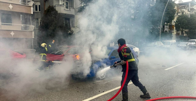 Uşak'ta Seyir Halindeki Otomobilde Yangın Çıktı