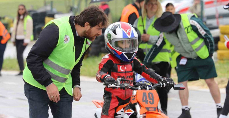 Uşak'ta Süpermoto ve MotoMini Yarışları Enerji Dolu Başladı