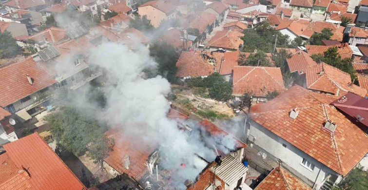 Uşak'ta tek katlı evde yangın meydana geldi
