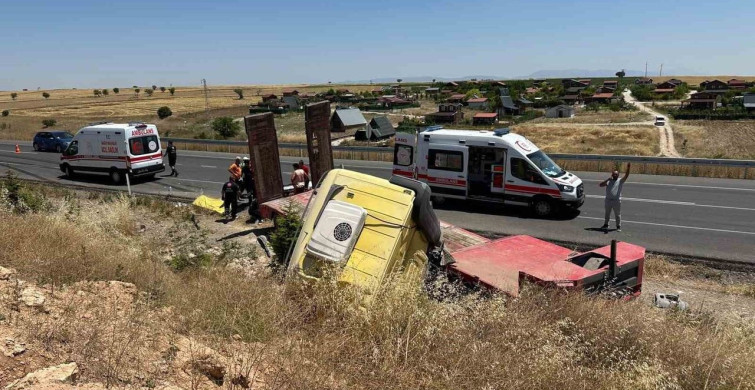 Uşak'ta tır devrildi: 1'i ağır 3 yaralı