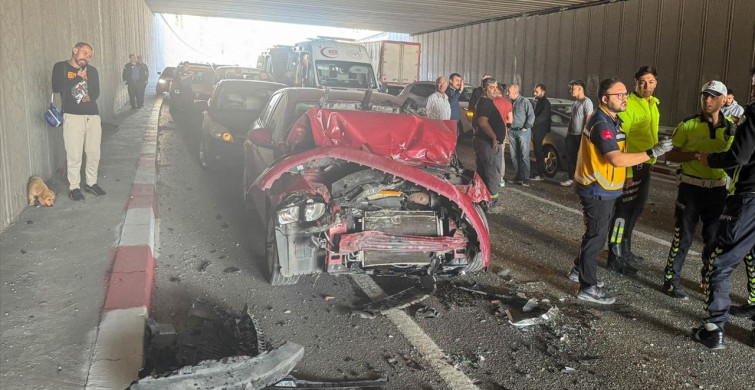Uşak'ta Trafik Kazası: Üç Otomobil Çarpıştı