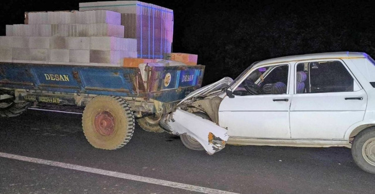 Uşak'ta Traktör Römorkuna Çarpan Otomobilde 3 Kişi Yaralandı