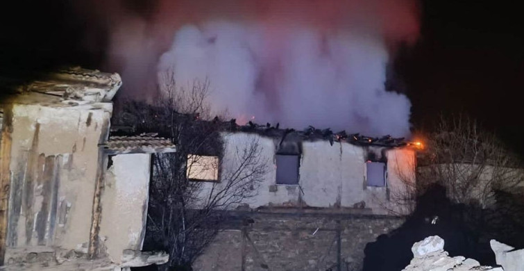 Uşak'ta Yangın Felaketi: 2 Katlı Ev Küle Döndü