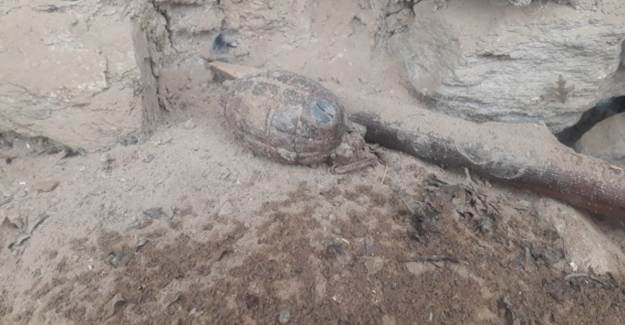 Uşak'ta Yıkılan Binadan El Bombası Bulundu
