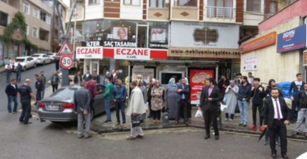 Üsküdar'da Araç Otobüs Durağına Daldı! Yaralılar Var