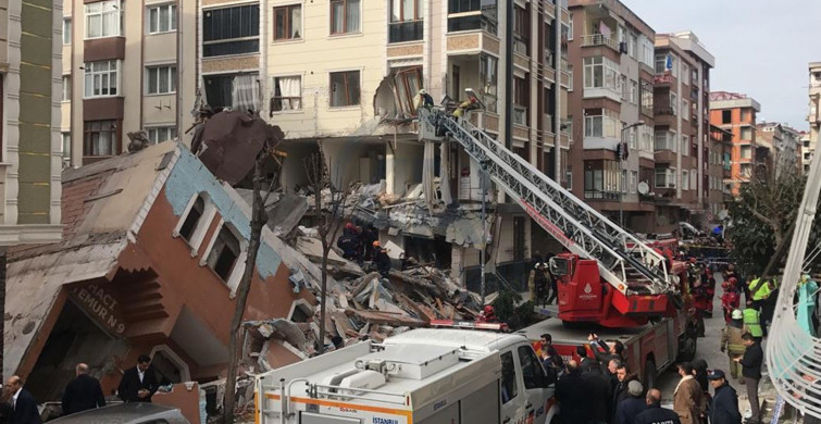 Üsküdar'da İki Katlı Ahşap Bina Çıkan Yangın Nedeniyle Çöktü