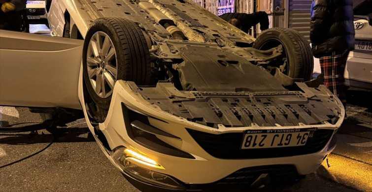 Üsküdar'da Park Halindeki Araçlara Çarpan Otomobil Kazası