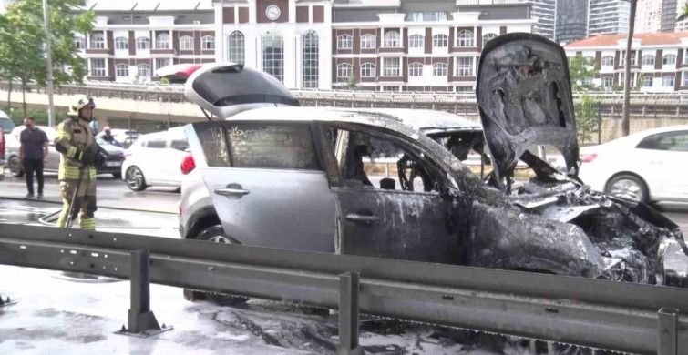 Üsküdar'da seyir halindeki SUV alev aldı