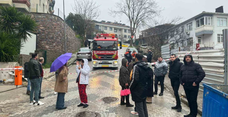 Üsküdar'da Yol Çökmesi Olayı: Park Halindeki Araç Çukura Düştü