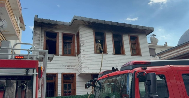 Üsküdar'daki Ahşap Yapıda Yangın: Çocuklar Hastaneye Kaldırıldı