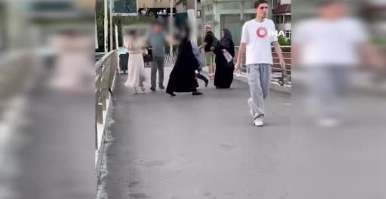 Üst geçitte bir kadın hemcinsini darbetti, anlar kamerada