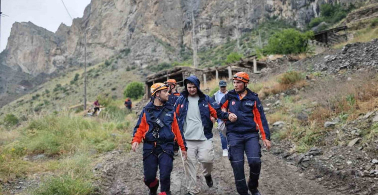 Uzundere'de kayalık alanda mahsur kalan genç, afad tarafından kurtarıldı
