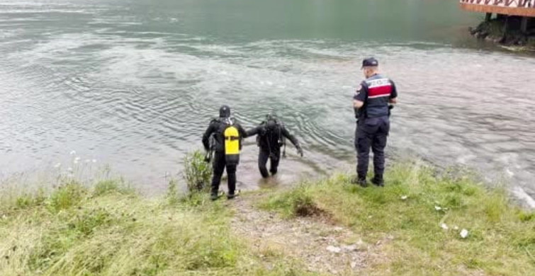 Uzungöl'de çantayı kurtarmak için suya atlayan iki turistten biri kurtarıldı, diğeri kayıp
