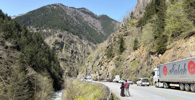 Uzungöl'e Giden Yol Kaya Düşmesi Nedeniyle Kontrollü Açıldı