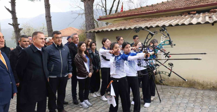 Vali Akbıyık, Okçuluk Takımını Ziyaret Etti