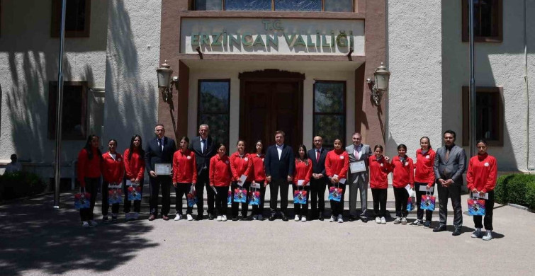 Vali Aydoğdu, Türkiye şampiyonasına hazırlanan futsal takımını ağırladı