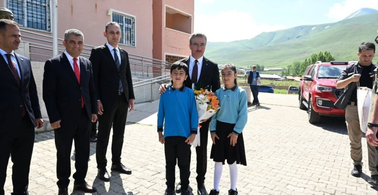 Vali Baruş, öğrencilerin karne heyecanına ortak oldu