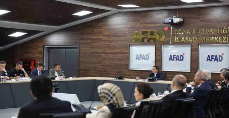 Vali Çiçek'ten Kurum Müdürleriyle Değerlendirme Toplantısı